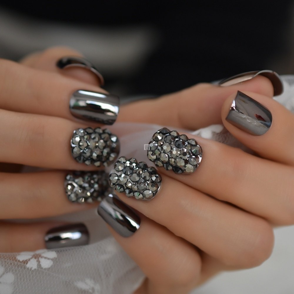 Ongles artificiels métallisés – style chic et moderne / Metal false nails for women – Image 4