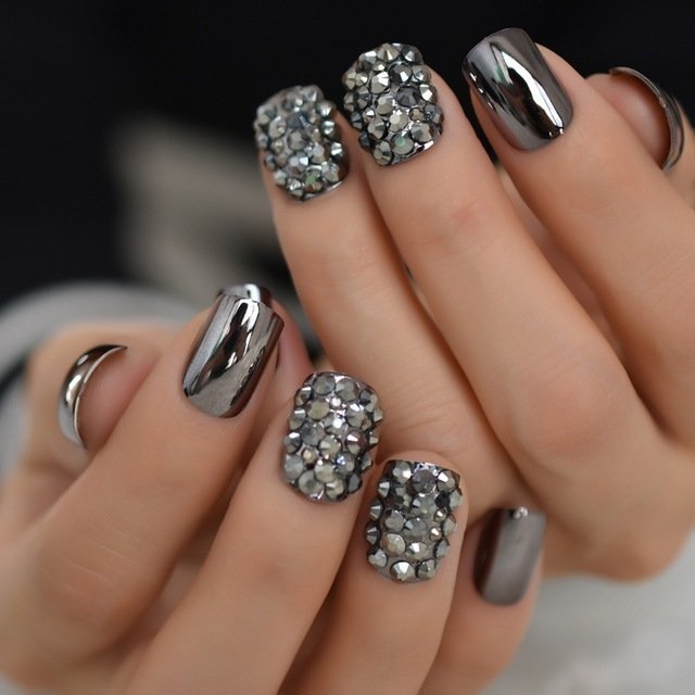 Ongles artificiels métallisés – style chic et moderne / Metal false nails for women – Image 9
